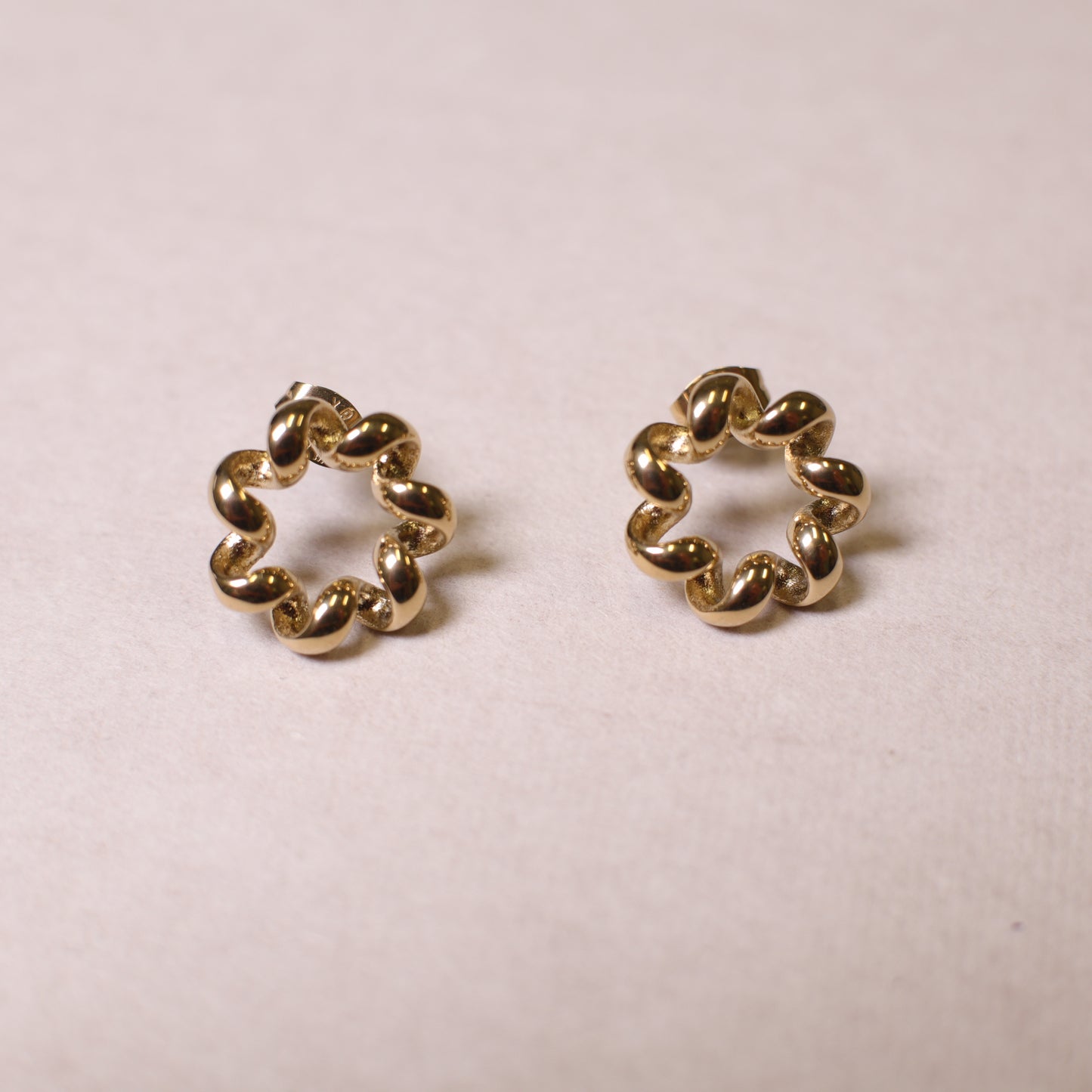 E0004  Wavy flower earrings