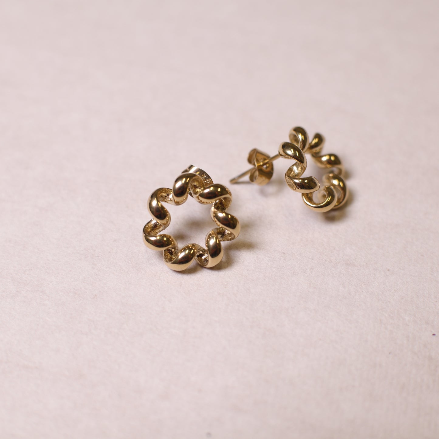 E0004  Wavy flower earrings