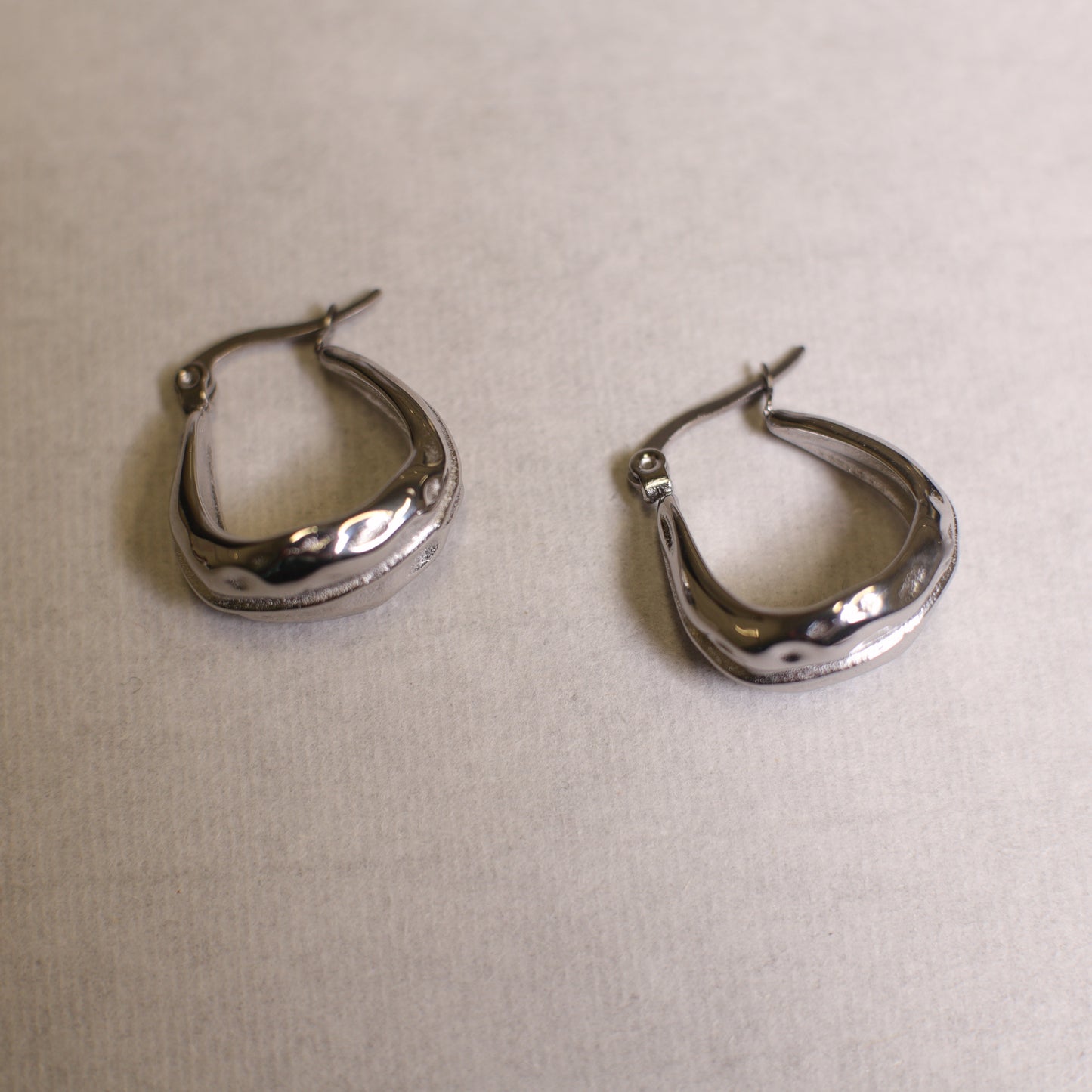 E0018 Small hammered basket earrings